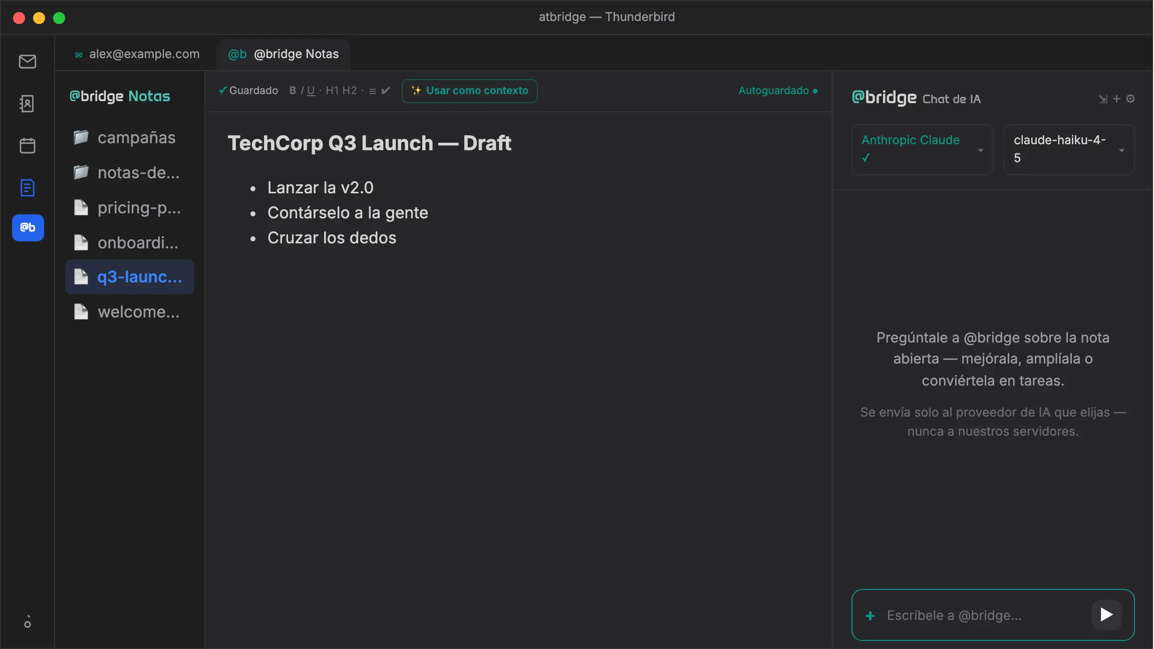atbridge @bridge Notas: una nota abierta se adjunta al Chat IA acoplado mediante Usar como contexto; la IA devuelve un plan de lanzamiento mejorado y Guardar en Notes lo añade de vuelta a la nota.