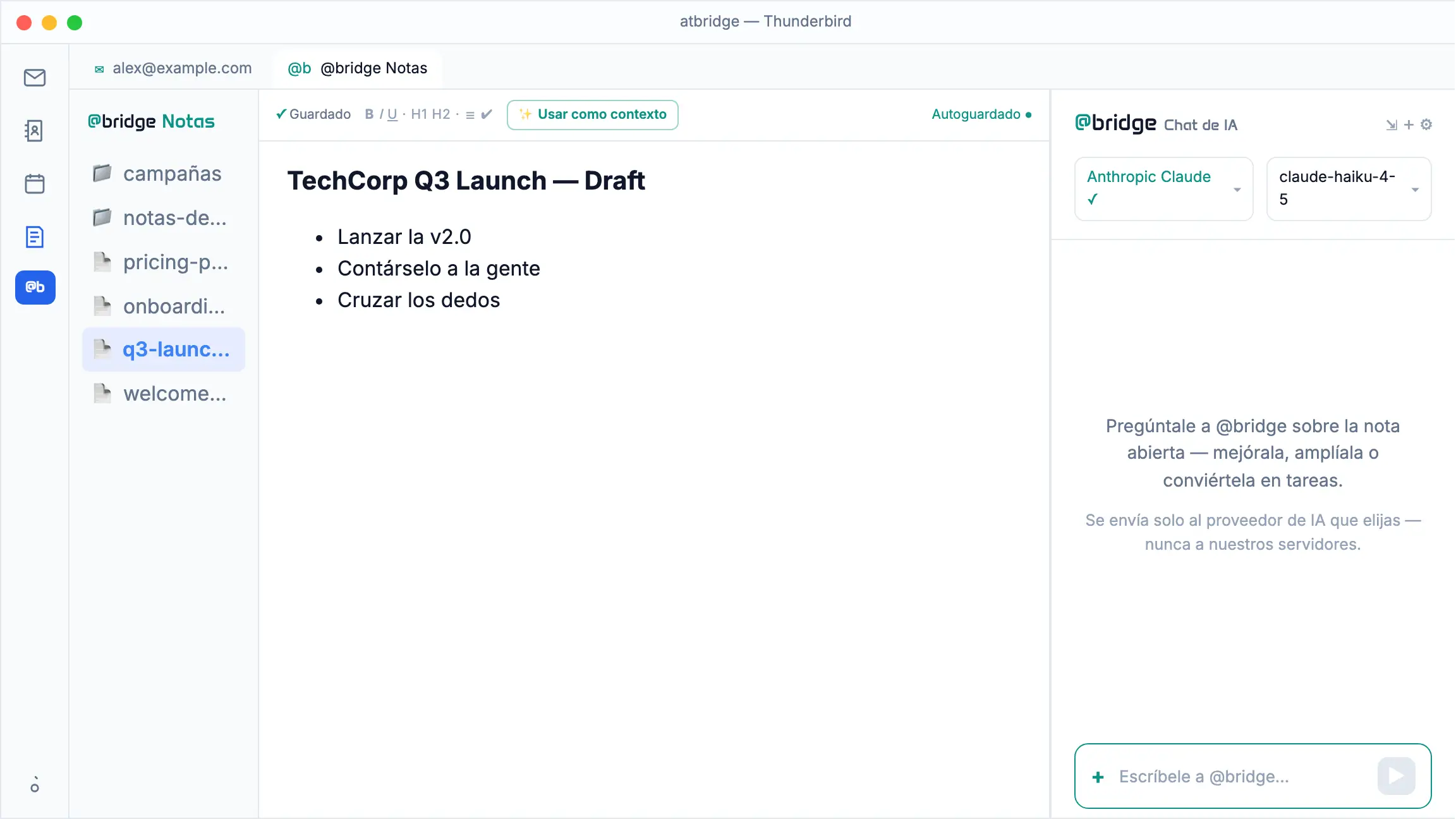 atbridge @bridge Notas: una nota abierta se adjunta al Chat IA acoplado mediante Usar como contexto; la IA devuelve un plan de lanzamiento mejorado y Guardar en Notes lo añade de vuelta a la nota.